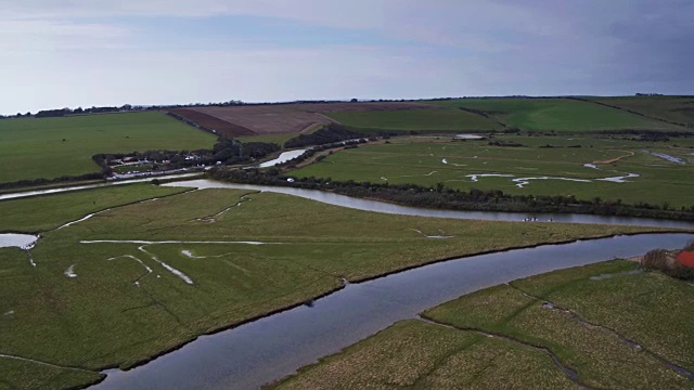 Cuckmere河蜿蜒穿过苏塞克斯东部的农田-无人机拍摄视频下载