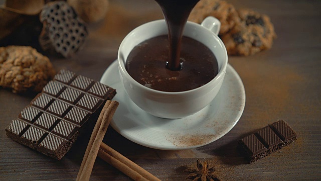 一杯热巧克力，肉桂棒和巧克力放在木桌上视频下载