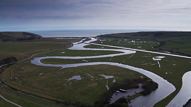 蜿蜒流入英吉利海峡的Cuckmere河视频下载