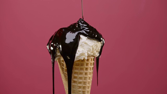 旋转香草冰淇淋在蛋筒与巧克力酱视频下载