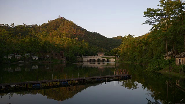 日落时分，珠海市著名的公园湖泊全景4k中国视频素材