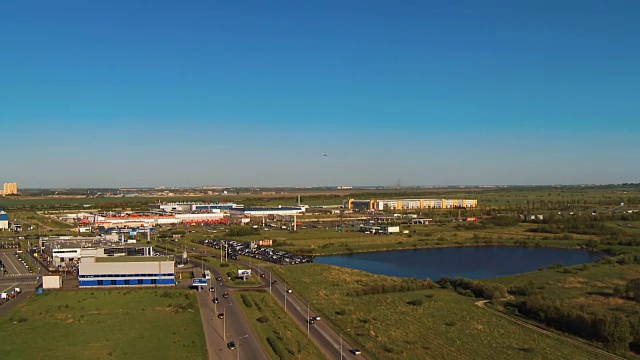降落的飞机在整个普尔科沃机场的背景下视频素材