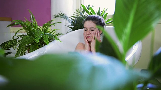 女人洗澡的视频素材