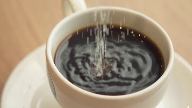 超级慢动作糖倒入浓咖啡视频素材