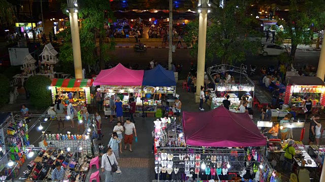 著名的夜晚普吉岛巴东街市场屋顶慢镜头全景4k泰国视频下载