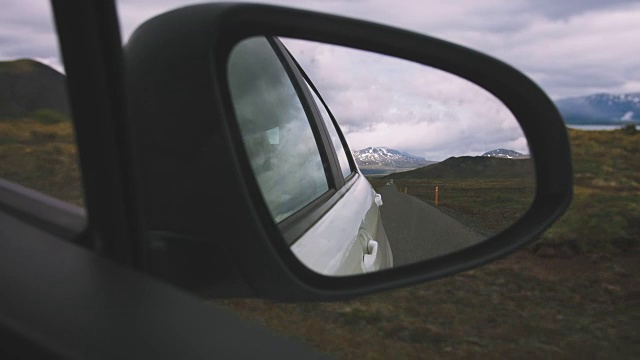 驾驶镜在后方反映旅行道路，以山脉为背景视频下载