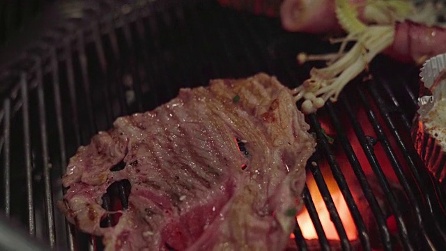一盘牛肉和猪肉，配烧烤酱汁。烧烤yakiniku自助餐厅。视频素材