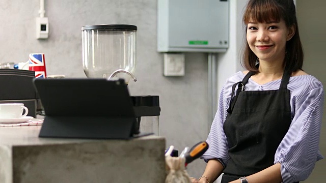 亚洲女性企业主外的咖啡馆视频素材
