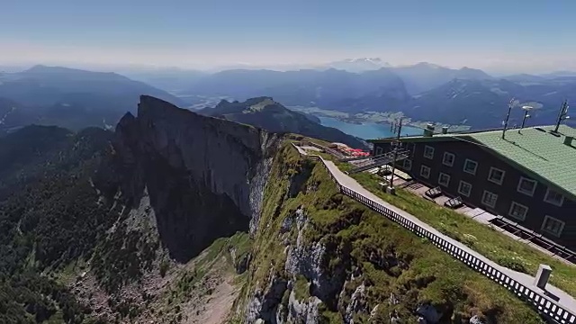 上奥地利萨尔兹卡默古特沙夫堡360度空中全景图视频素材
