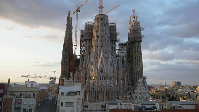 在巴塞罗那城市日出时拍摄的圣家族建筑视频下载