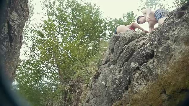 女孩跳过岩石的缝隙，慢动作视频素材
