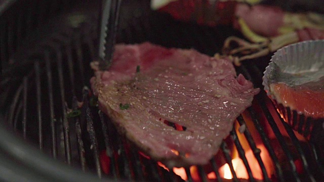 慢动作牛肉和猪肉在一个盘子里烤烧烤酱汁。烧烤yakiniku自助餐厅。视频素材