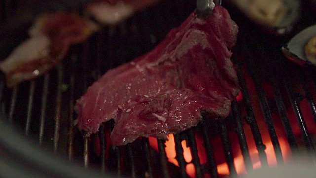 慢动作牛肉和猪肉在一个盘子里烤烧烤酱汁。烧烤yakiniku自助餐厅。视频素材
