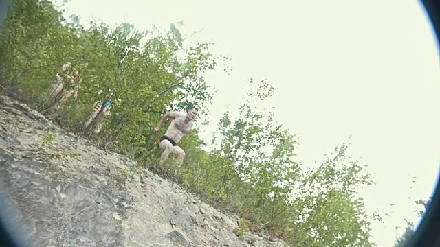 这家伙从一个高悬崖上跳下来，慢动作视频素材