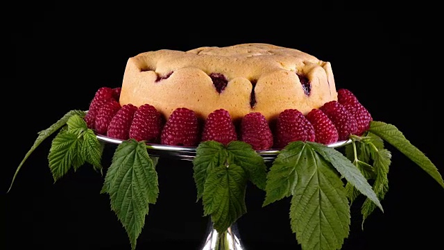 自制的覆盆子饼干放在银蛋糕架上，用新鲜的浆果和树叶装饰。视频下载