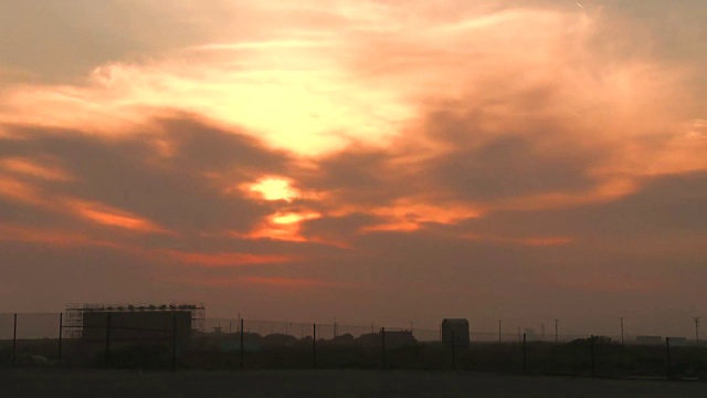 延时:日落时移动的云视频素材