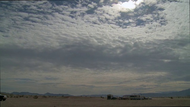 延时:云在沙漠上移动视频素材