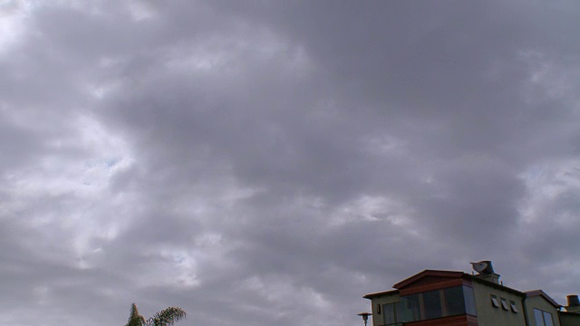 延时拍摄:房子上方的云和明亮的太阳视频素材