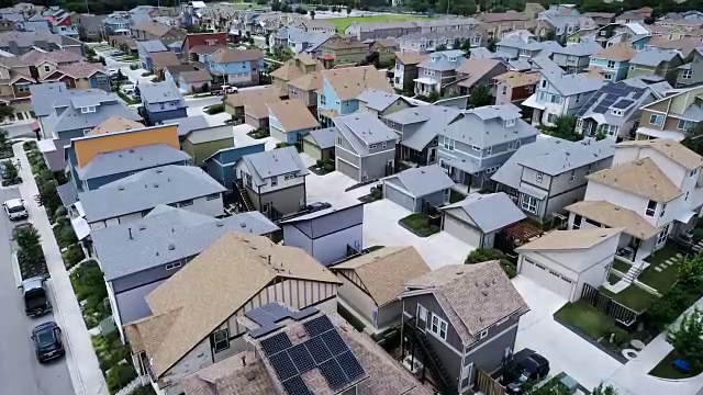 德克萨斯州奥斯汀发展绿色未来——太阳能板屋顶视频素材