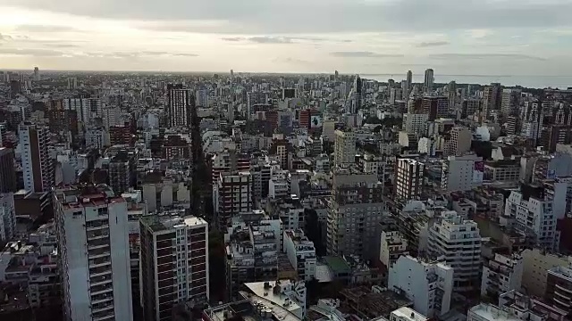 无人机飞越贝尔格拉诺(阿根廷布宜诺斯艾利斯附近)视频素材