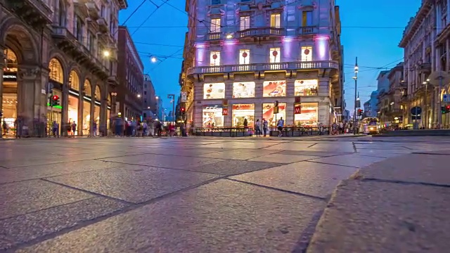 意大利夜晚照亮米兰城市交通十字路口旋转全景4k时间推移视频素材