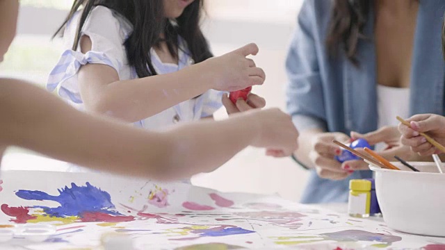 特写的亚洲女孩与她的朋友绘画视频素材