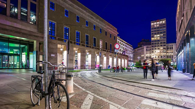 意大利夜晚照亮米兰市有轨电车交通街道广场全景4k时间视频素材