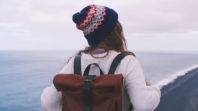 年轻迷人的女孩欣赏山景和海洋的后视图，慢镜头视频素材