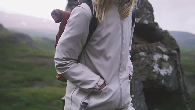 年轻迷人的女孩徒步在山上，慢镜头，近距离视频素材
