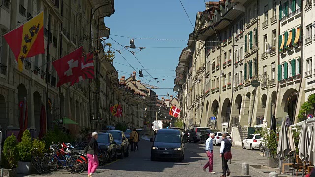 瑞士阳光明媚的一天，伯尔尼城著名拥挤的主街全景4k视频素材