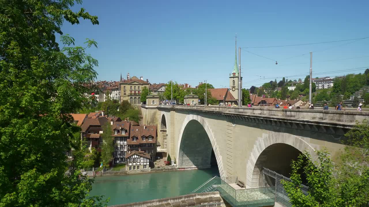 瑞士伯尔尼城市风景晴天河边交通大桥全景4k视频素材