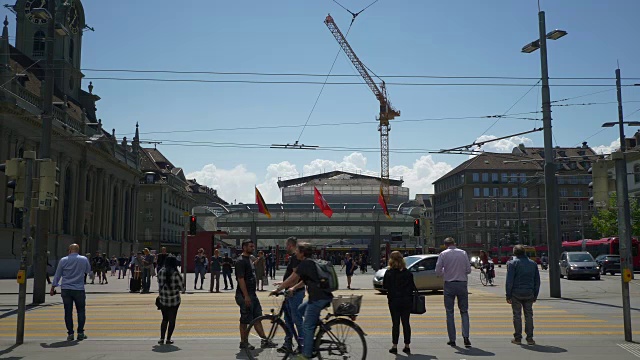 瑞士晴天伯尔尼市火车站交通广场全景4k视频素材