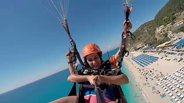 成熟的女人第一次玩滑翔伞。兴奋永远不嫌晚!!视频素材
