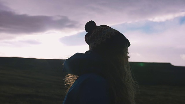 一名年轻女子在野外陡峭的地形上徒步的慢镜头视频素材