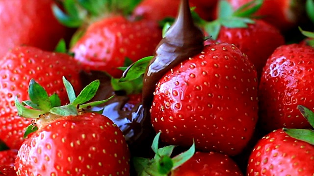 巧克力流在成熟的草莓上视频素材