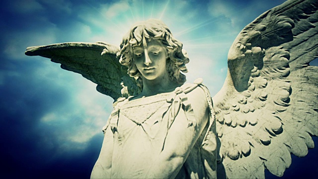 时光流逝云上的天使雕像视频下载