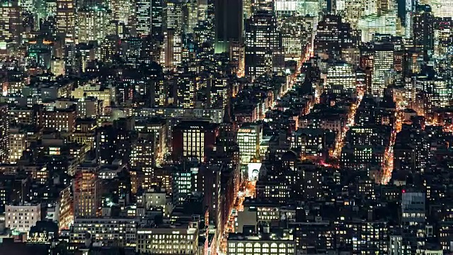 T/L HA ZO照亮曼哈顿/纽约夜晚的摩天大楼视频素材