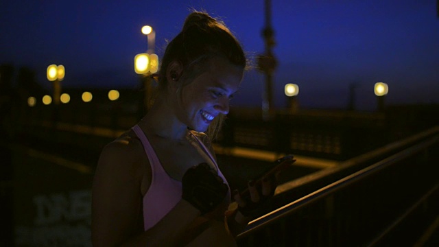 女性在健身后使用智能手机。视频素材