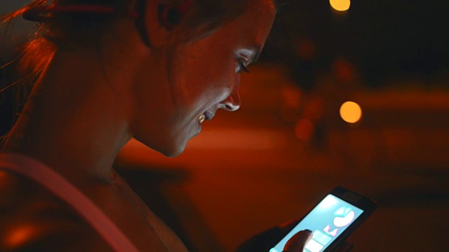 女性在健身后使用智能手机。视频素材