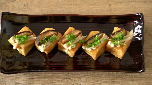豆腐配香菇和金针菇视频素材