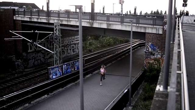 女人在城市里奔跑。视频素材
