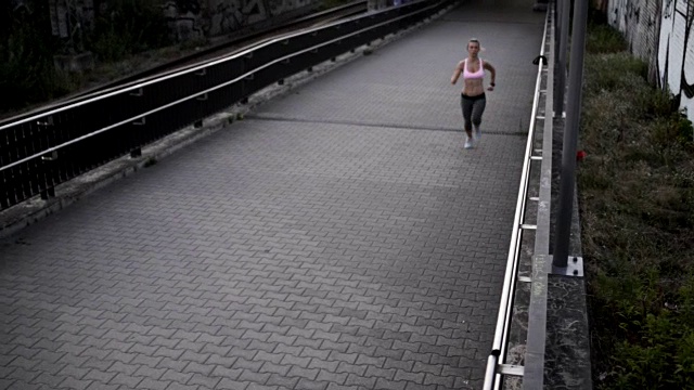 女人在城市里奔跑。视频素材