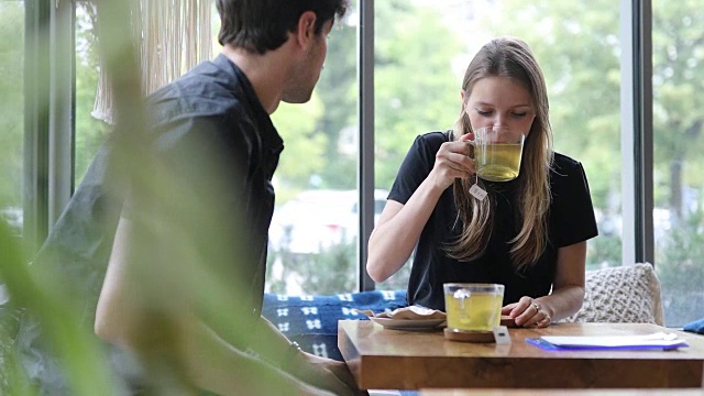 在咖啡厅和朋友聊天时喝着绿茶的女人视频下载