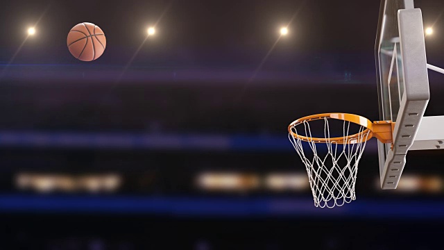 美丽的职业篮球投篮慢动作。球飞在篮球场用聚光灯旋转进入篮筐。运动概念。3d动画4k超高清3840x2160。视频素材