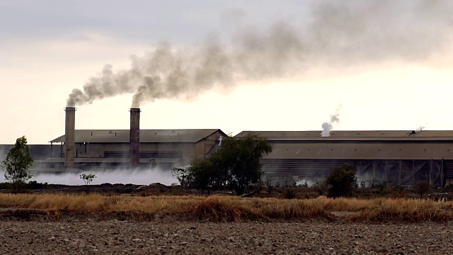 慢镜头FHD在乡村的烟囱工厂在晚上的时间，工业和污染的概念视频素材
