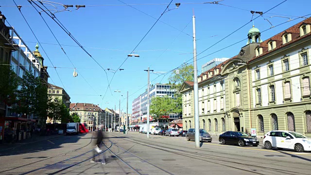 瑞士白天灯光伯尔尼市中心交通街道全景4k时间推移视频素材