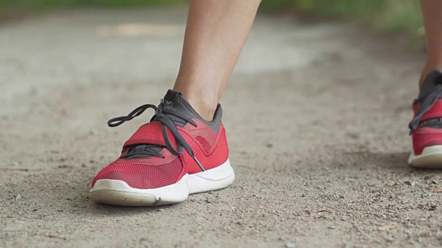 女人在慢跑前会把鞋带系在运动鞋上视频下载