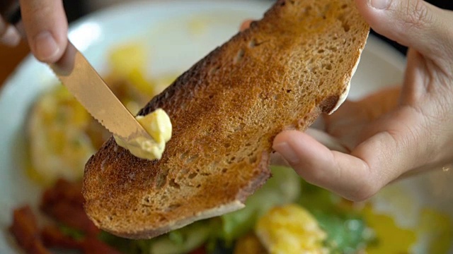 SLO MO -在一片面包上涂黄油视频下载