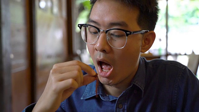 在餐厅吃培根的亚洲人视频下载