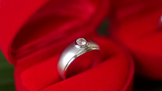 红丝绒盒子里的结婚戒指。视频素材